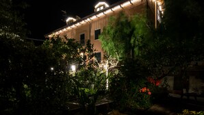 住宿正面 (夜晚)