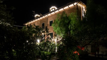 Fassade der Unterkunft – Abend/Nacht