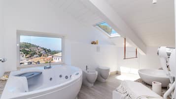 Suite, vistas al mar (Libeccio) | Baño | Ducha, artículos de higiene personal gratuitos, secador de pelo y bidé
