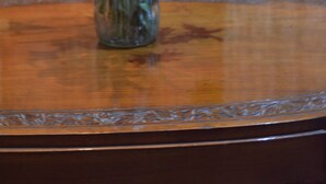 A vase with flowers on a wooden table. - New Alexandra Houseboats (Srinagar)