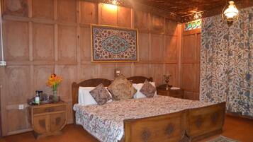 Habitación doble Deluxe | 1 habitación, decoración personalizada y muebles diferentes