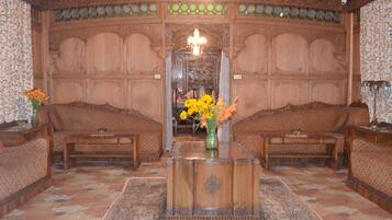 Área de estar no saguão