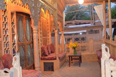 New Alexandra Houseboats