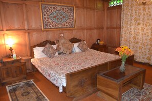 Deluxe Double Room | 1 bedroom, individually decorated, individually furnished, rollaway beds - New Alexandra Houseboats (Srinagar)