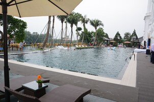 Outdoor pool, sun loungers