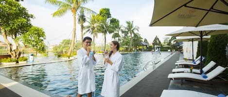 Outdoor pool, sun loungers