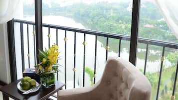Deluxe Room | Minibar, in-room safe, desk, soundproofing