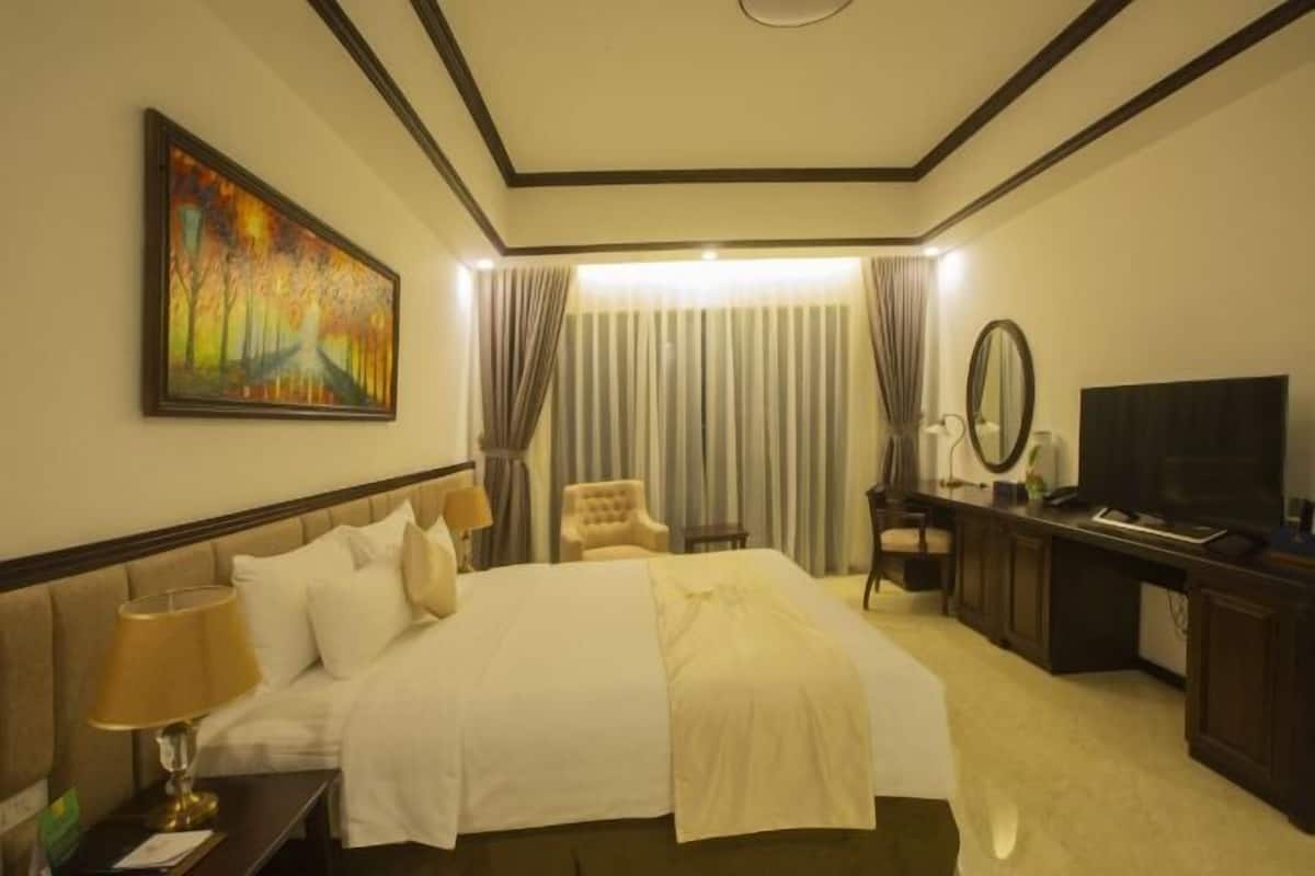 Minibar, in-room safe, soundproofing, iron/ironing board