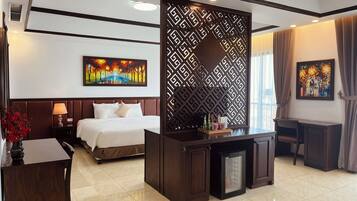 Habitación ejecutiva, vista al lago | Minibar, caja de seguridad en la habitación y insonorización