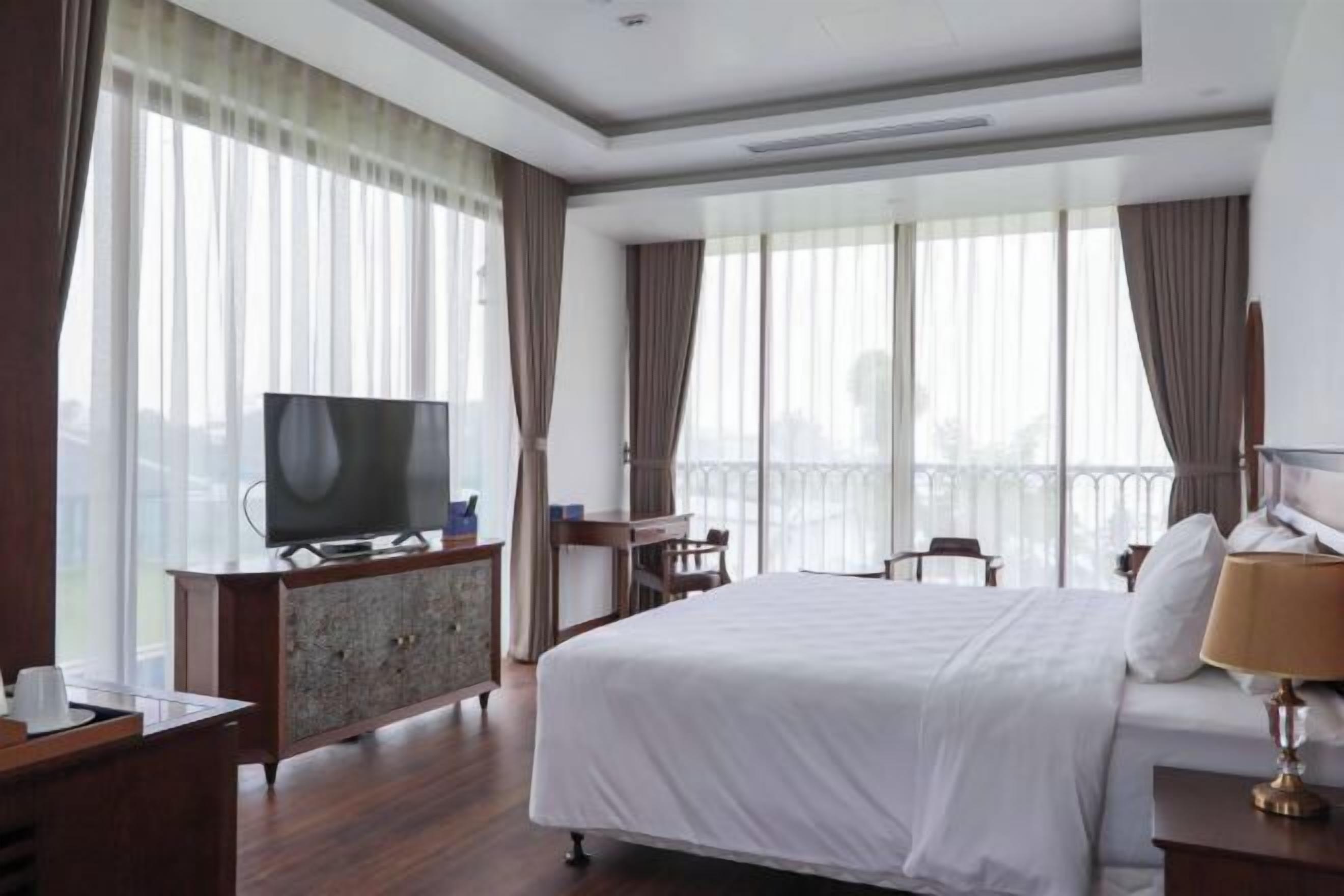 Minibar, in-room safe, soundproofing, iron/ironing board