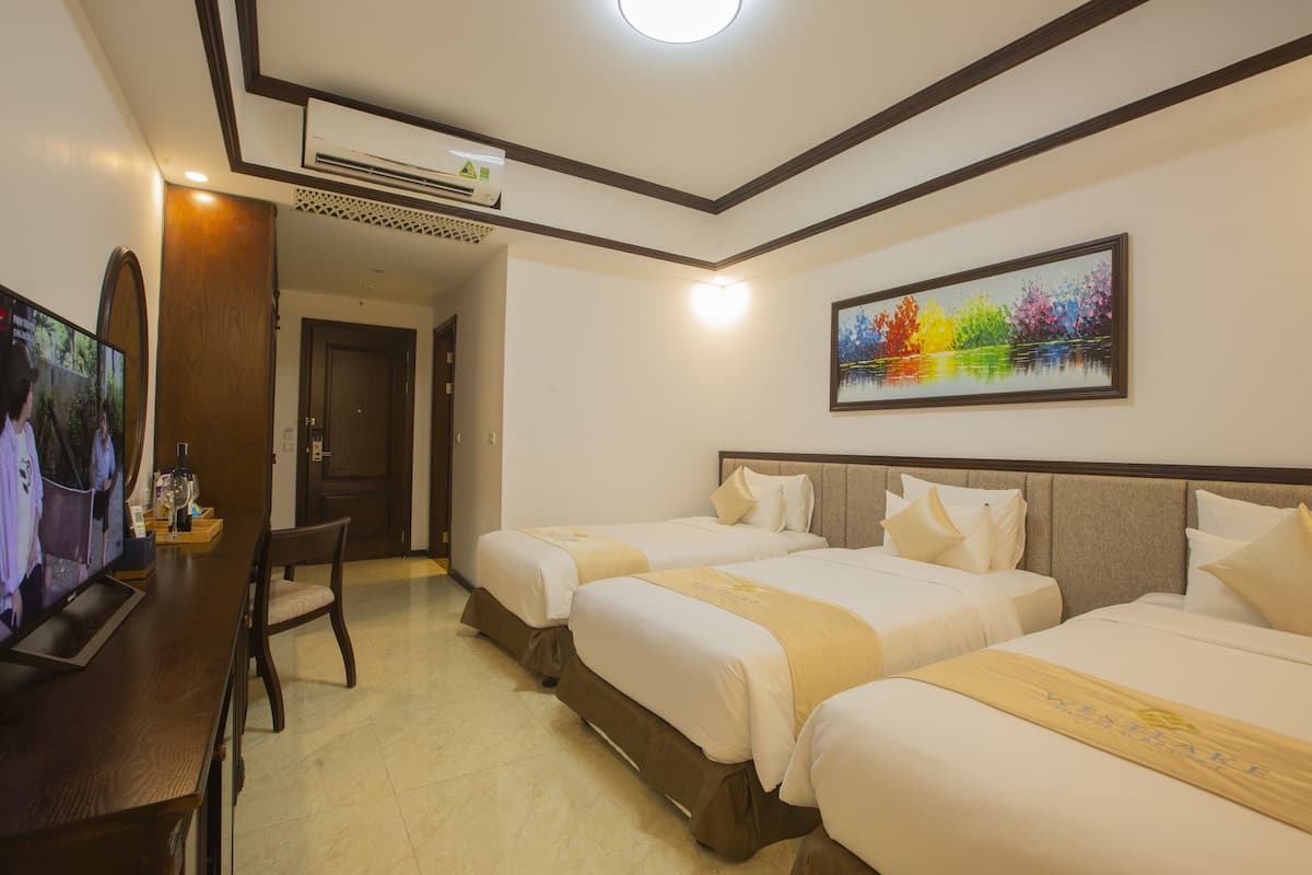 Deluxe Triple Room | Living area