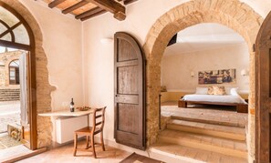 Suíte júnior | Escrivaninha, Wi-Fi de cortesia, roupa de cama