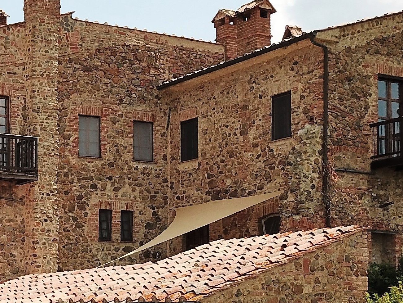 Un bâtiment en pierre doté de nombreuses fenêtres et de balcons.