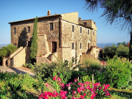 Esterni. Tenuta Fattoria Vecchia