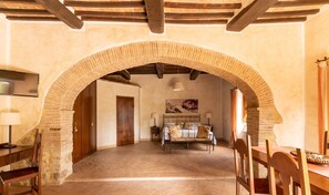 Escritorio, wifi gratis y ropa de cama 