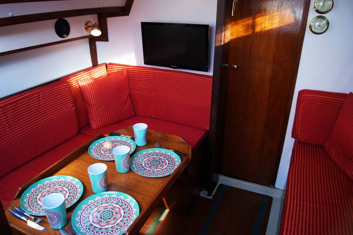 Cabin | Living area | Flat-screen TV