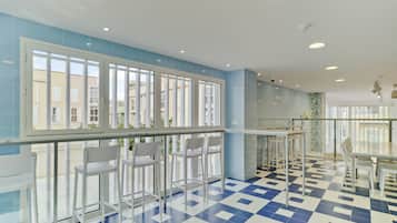 Full-size fridge, microwave, stovetop, cookware/dishes/utensils