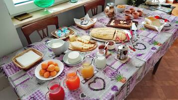 Sudah termasuk sarapan prasmanan setiap hari