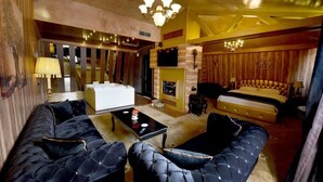 Un salón amplio con un conjunto de sofás, una mesa de centro y una chimenea.