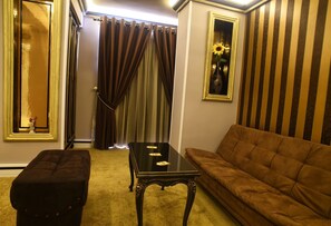King Suite | Bathroom | Combined shower/tub, hydromassage showerhead, free toiletries