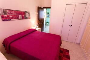 Premium bedding, desk, iron/ironing board, free cots/infant beds -  L'Aurora Viola (Carbonia)