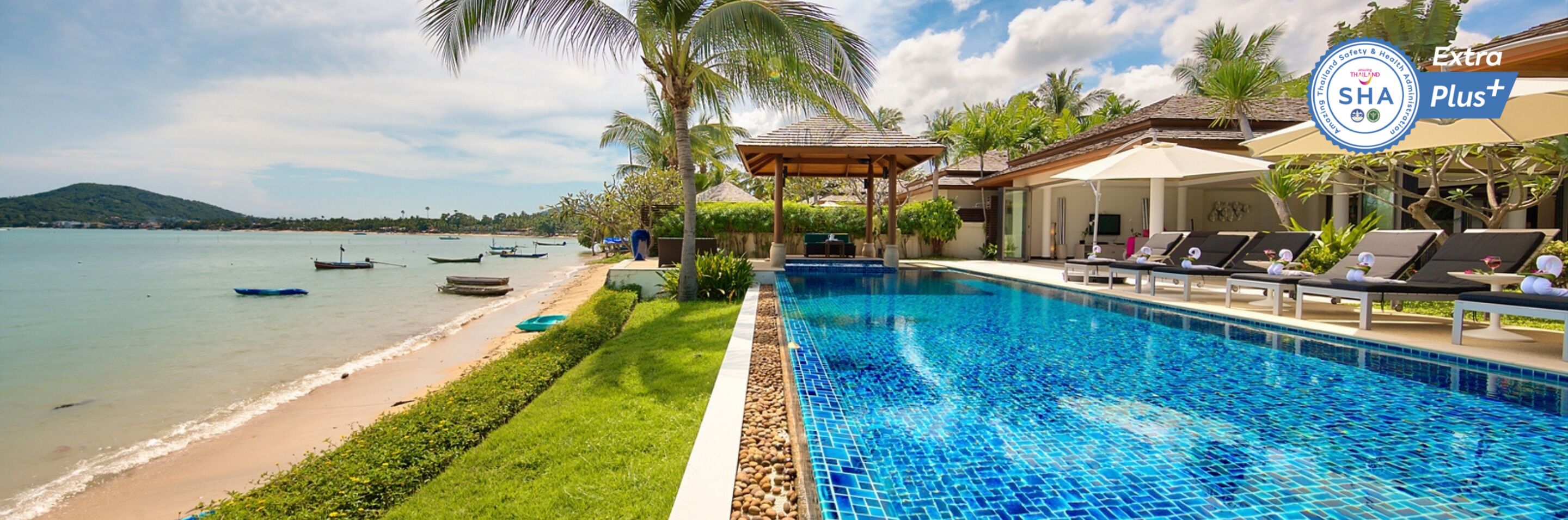 Piscina externa, piscina infinita, guarda-sóis, espreguiçadeiras