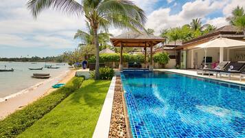 Piscina externa, piscina infinita, guarda-sóis, espreguiçadeiras