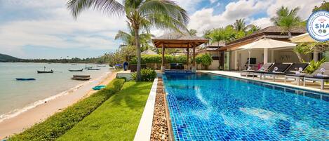 Udendørs pool, infinity-pool, parasoller, liggestole