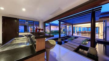 Vila (4 Bedrooms) | Cozinha privada | Geladeira grande, micro-ondas, fogão, cooktop