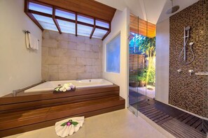 Villa (4 Bedrooms) | Bathroom | Free toiletries, hair dryer, bathrobes, slippers - Baan  Feung Fah (Koh Samui)