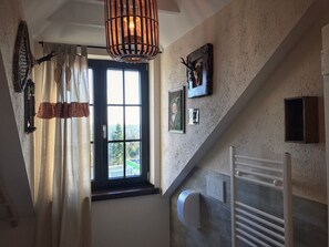 Habitació doble Comfort (Hunters Lodge) | Bany | Dutxa, assecador de cabells i tovalloles 