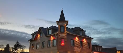 Boendets fasad - kvÀll/natt