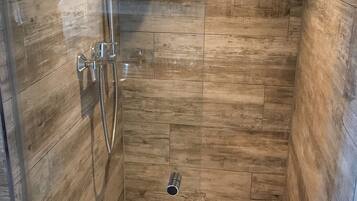 Comfort Double Room (Hunters Lodge) | Bathroom shower