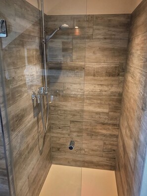 Chambre Double Confort (Hunters Lodge) | Douche de la salle de bain