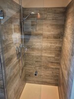Comfort Double Room (Hunters Lodge) | Bathroom shower