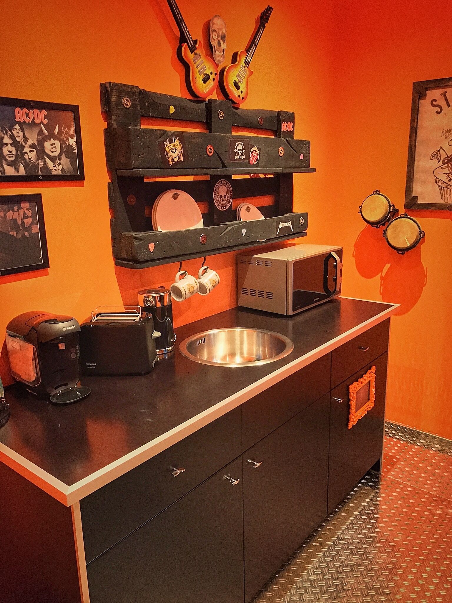 blackout curtains, free wifi, bed sheets