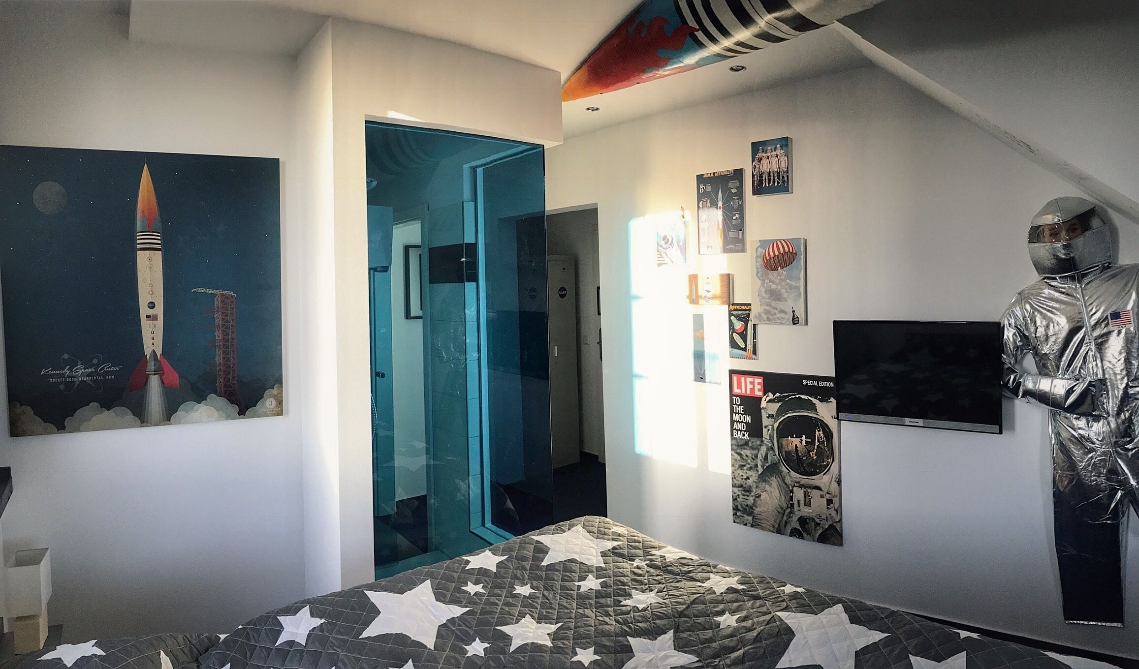 Cortinas blackout, wifi gratis y ropa de cama 