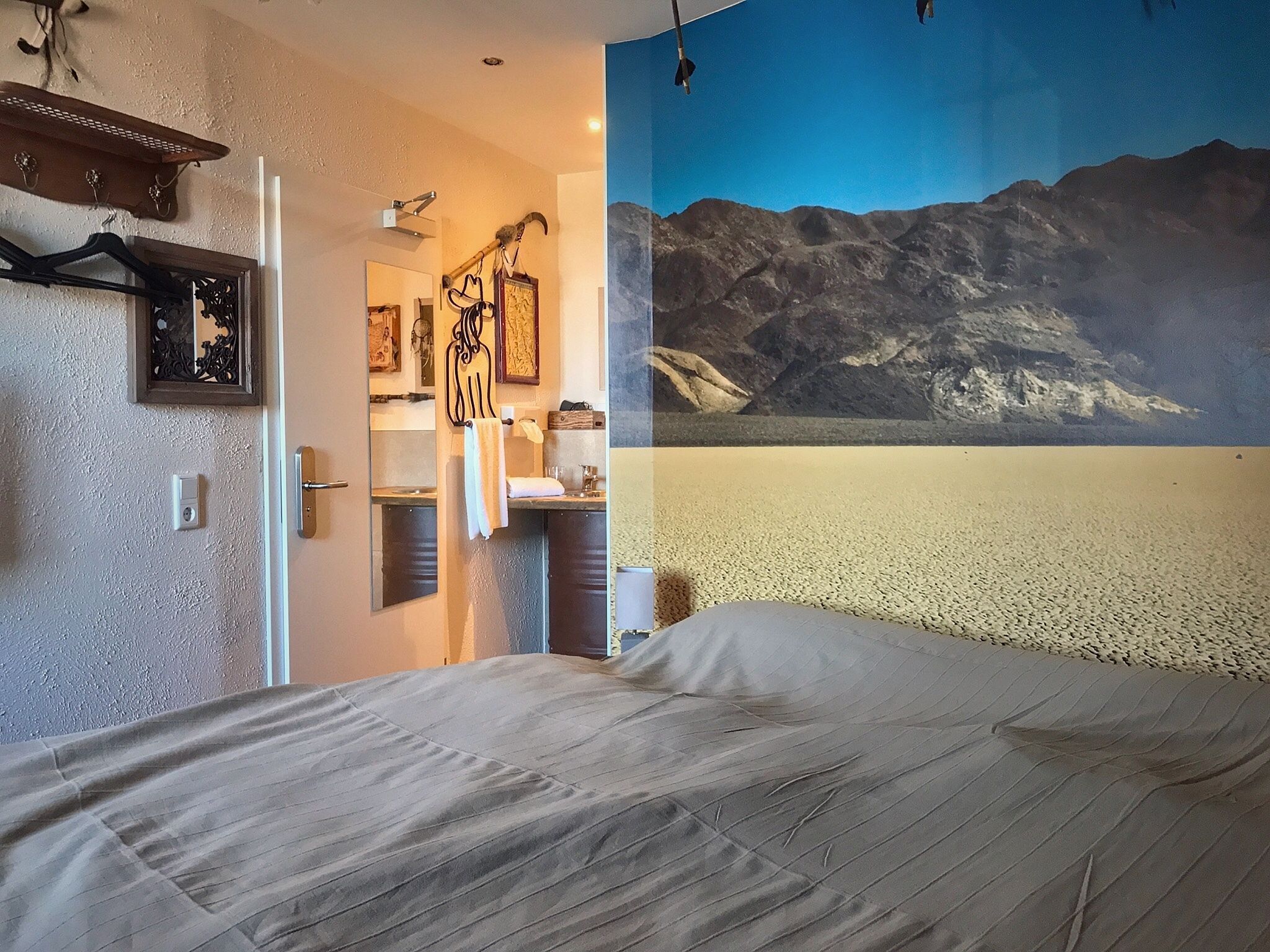 Cortinas blackout, wifi gratis y ropa de cama 