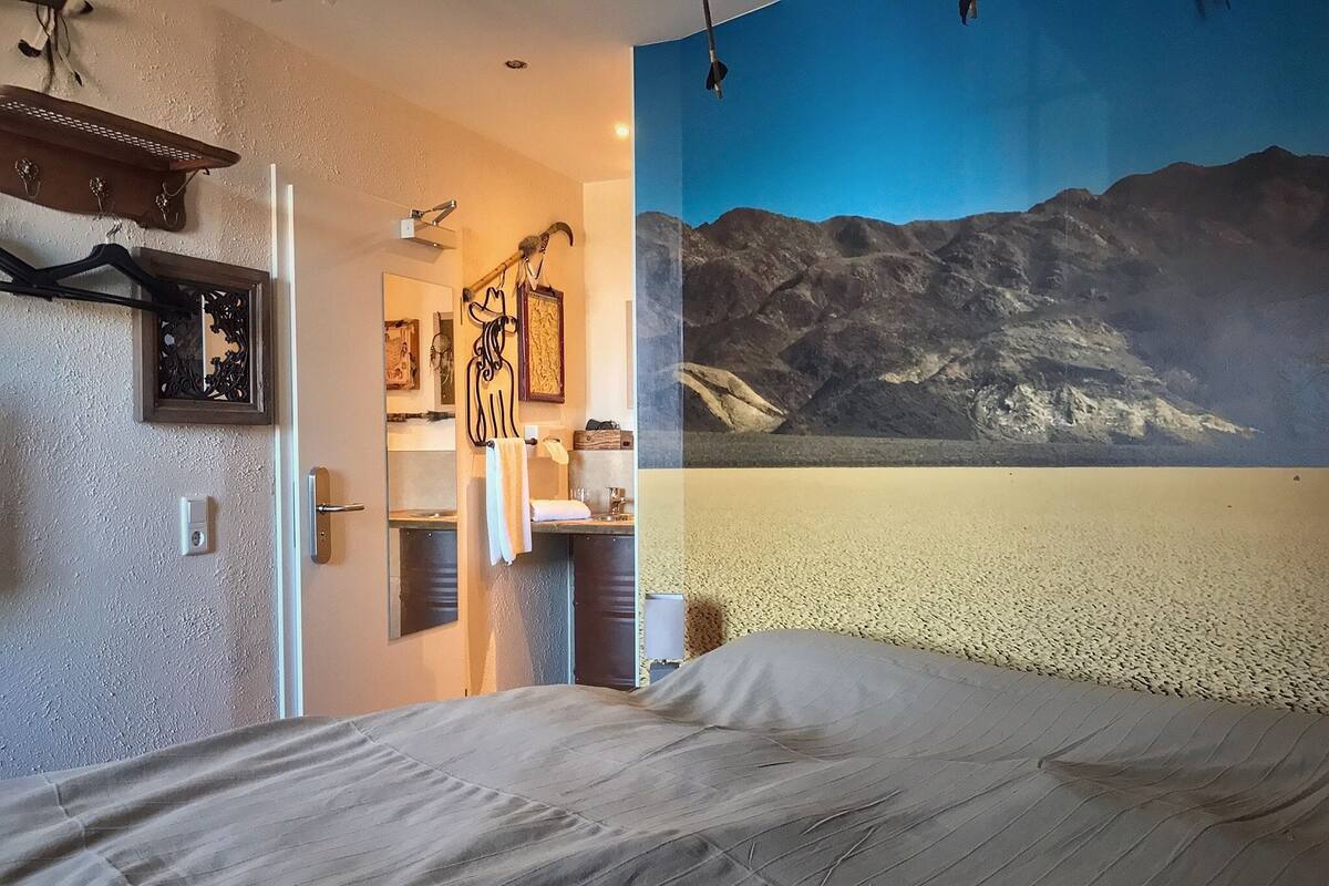 Cortinas blackout, wifi gratis y ropa de cama