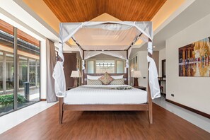 Vila (4 Bedrooms) | 4 kamar tidur, brankas, meja kerja, dan tempat tidur lipat/tambahan