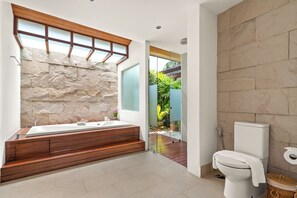 Villa (4 Bedrooms) | Badeværelse | Gratis toiletartikler, hårtørrer, badekåber, hjemmesko