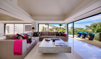 Vila (3 Bedrooms) | Sala de estar | TV de plasma, DVD player