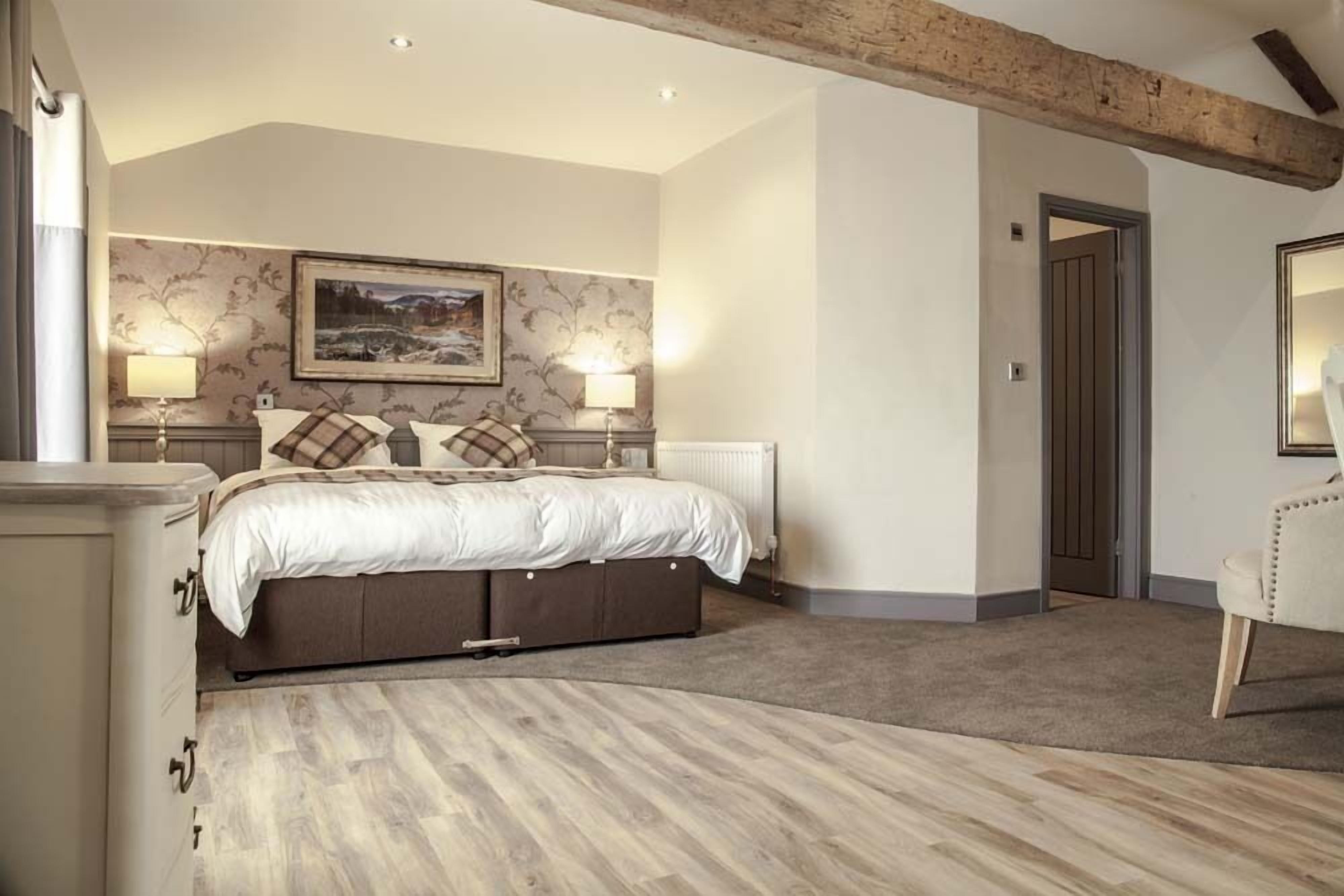 deluxe double room, 1 king bed | iron/ironing board, free wifi, bed sheets