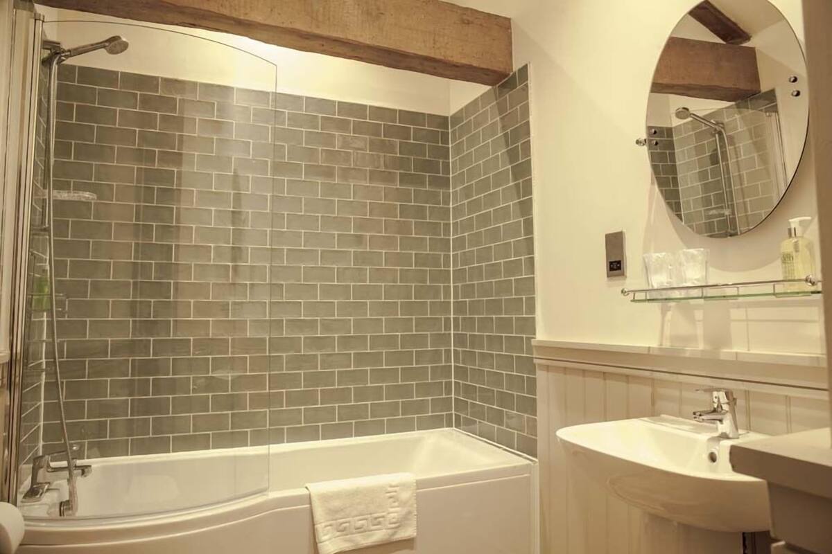 deluxe double room, 1 king bed | bathroom | shower, hair dryer, towels