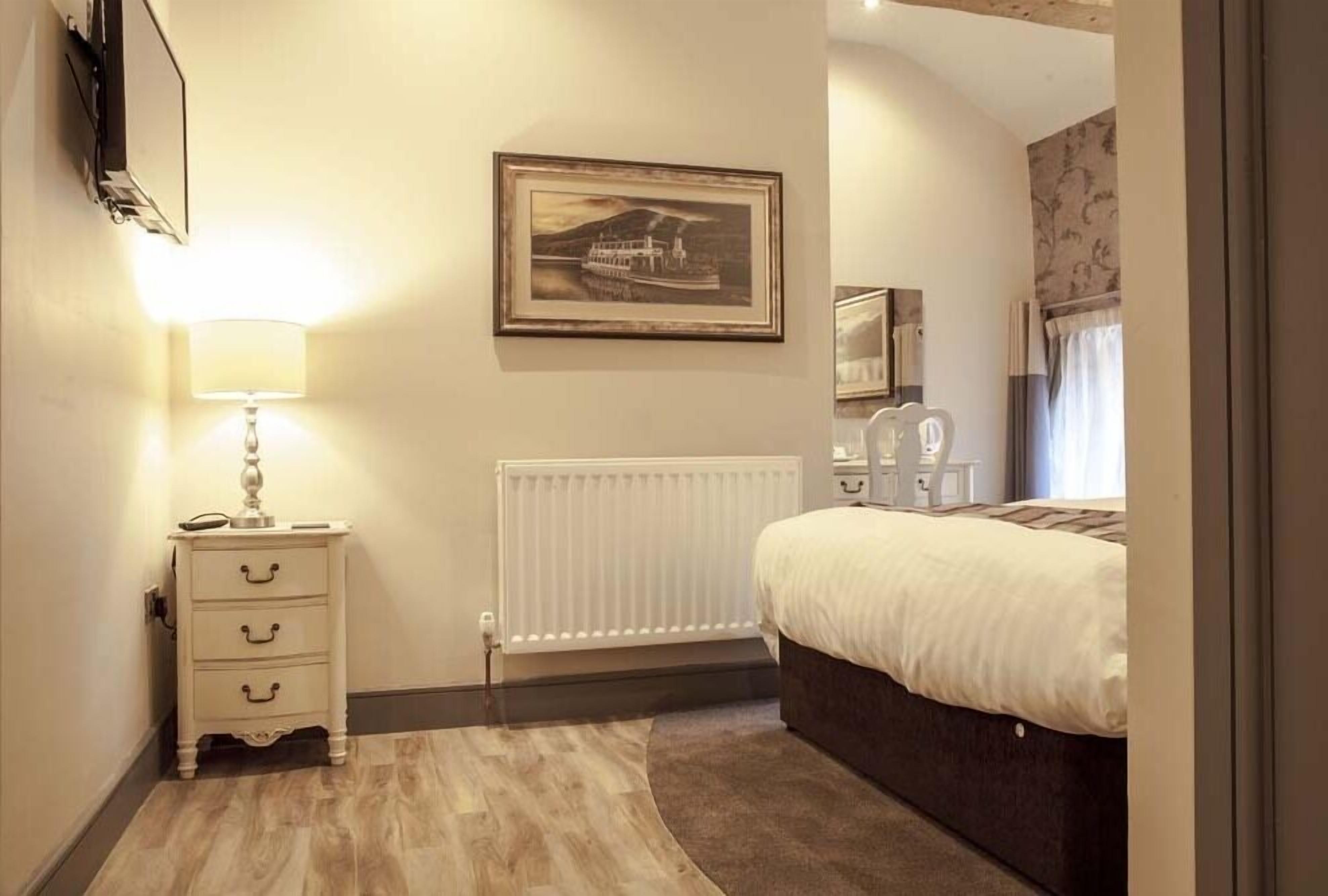 deluxe double room, 1 king bed | iron/ironing board, free wifi, bed sheets