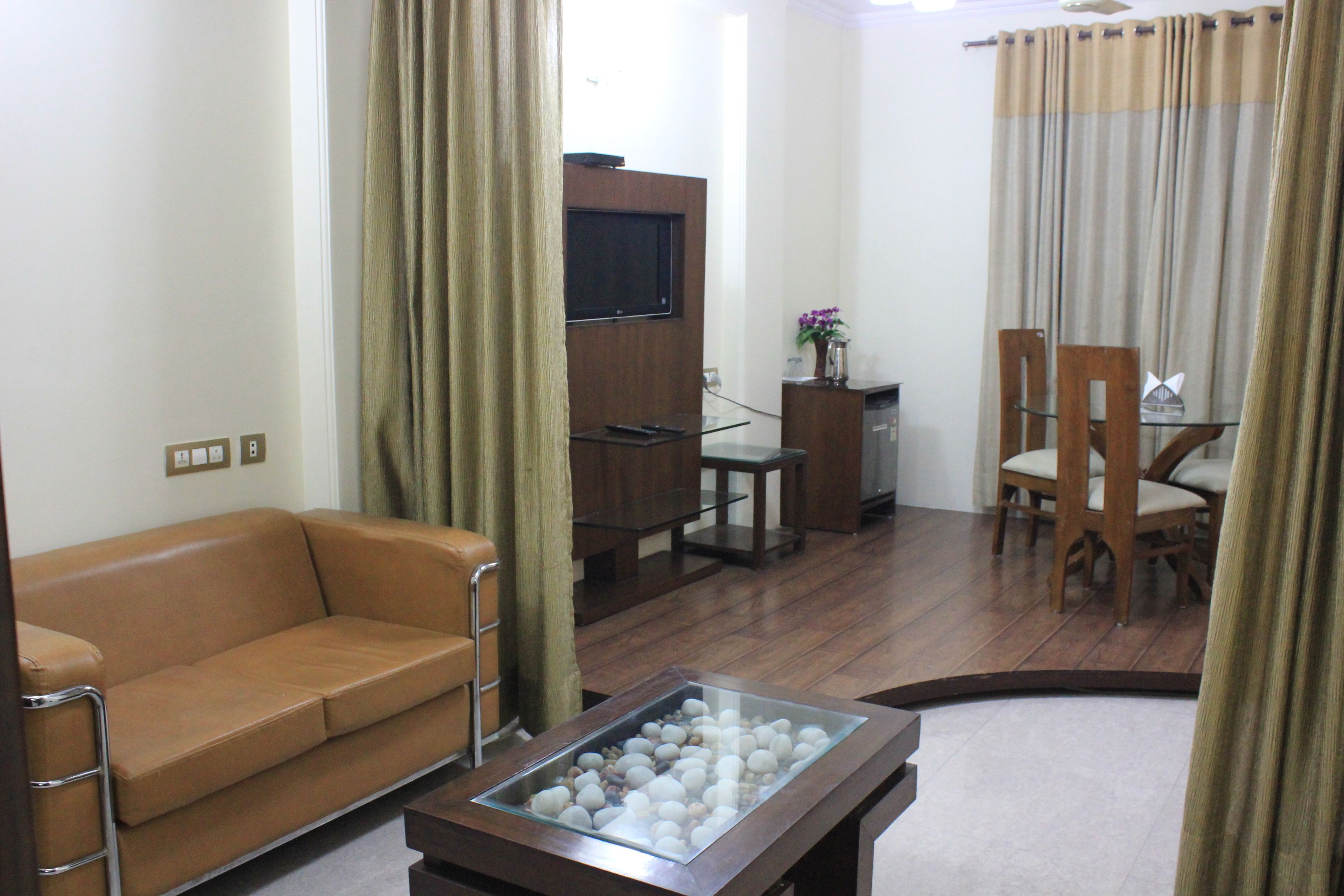 Deluxe Suite, 1 King Bed | Desk, iron/ironing board, rollaway beds, free WiFi