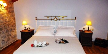 Suite, balcón | Ropa de cama de alta calidad, minibar, escritorio