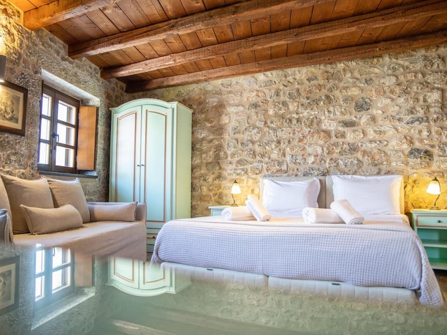 Premium bedding, minibar, desk, soundproofing