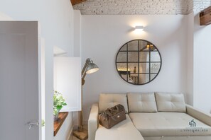Panorama studio suite (Skyline4) | Woonruimte | Een 32-inch flatscreentelevisie met kabelzenders en een televisie