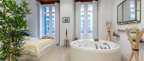 Romantic Studio Suite (Skyline1) | Laptop workspace, blackout drapes, iron/ironing board, WiFi (free)